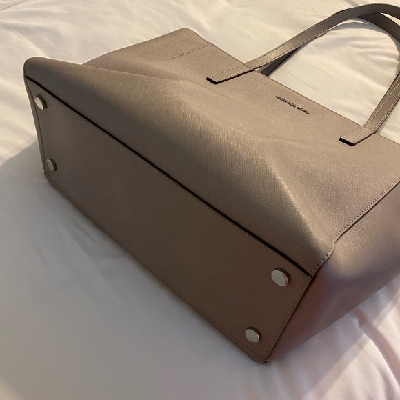 Michael Kors Rivington Tote - Picture 4 of 16